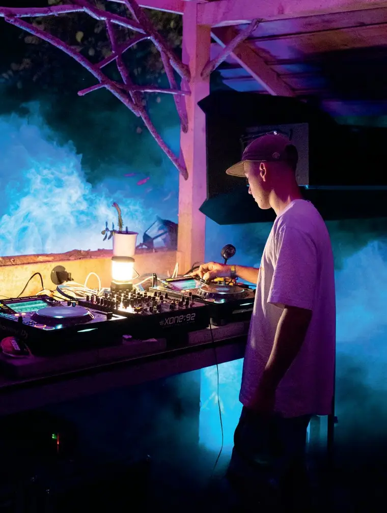 DJ im lila Licht