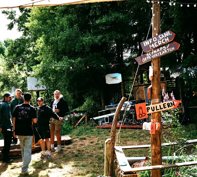 DJ-Pult bei Nacht auf dem Festival