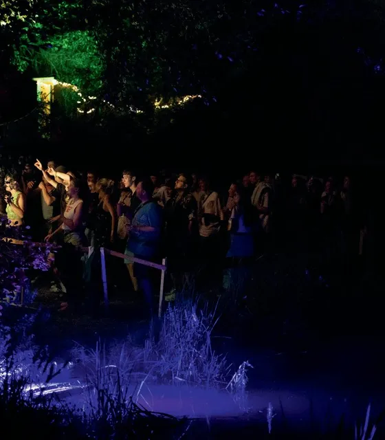 Handgemalter Wegweiser auf dem Festivalgelände